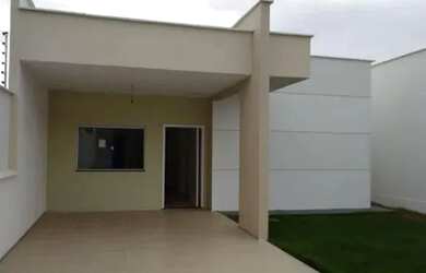 Imagem: A casa possui 3 Dormitórios, 2 Banheiros, 2 Vagas na garagem