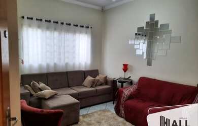 Imagem: A casa possui 3 Dormitórios, 3 Banheiros, 4 Vagas na garagem