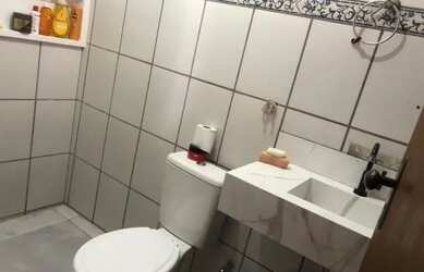 Imagem: A casa possui 3 Dormitórios e 2 Banheiros e está localizado