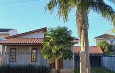 Imagem: A casa possui 3 Dormitórios, 2 Banheiros, 2 Vagas na garagem