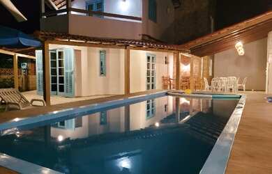 Imagem: A casa possui 3 Dormitórios, Acomodam 10 pessoas, 3 Vagas na