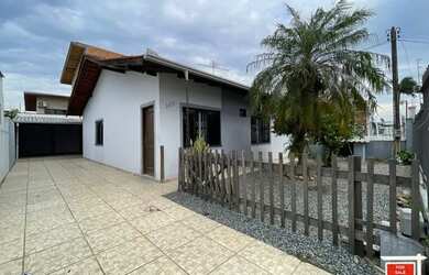 Imagem: A casa possui 3 Dormitórios, 2 Banheiros, 5 Vagas na garagem