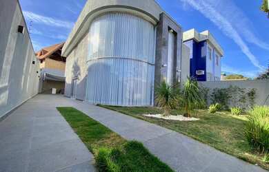 Imagem: A casa possui 3 Dormitórios, 2 Banheiros, 4 Vagas na garagem