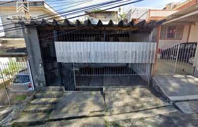 Imagem: A casa possui 3 Dormitórios, 2 Banheiros, 240m² de Área e