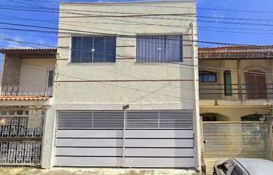 Imagem: A casa possui 3 Dormitórios, 2 Banheiros, 2 Vagas na garagem