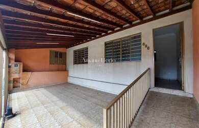 Imagem: A casa possui 2 Dormitórios, 2 Banheiros, 2 Vagas na garagem