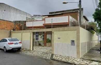 Imagem: A casa possui 4 Dormitórios, 5 Banheiros e 3 Vagas na garagem