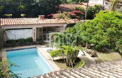 Imagem: A casa possui 4 Dormitórios, 3 Banheiros, 4 Vagas na garagem