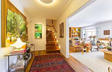 Imagem: A casa possui 3 Dormitórios, 4 Banheiros, 3 Vagas na garagem