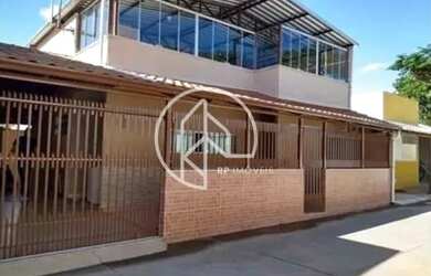 Imagem: A casa possui 3 Dormitórios, 3 Banheiros, 2 Vagas na garagem