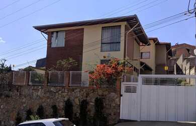 Imagem: A casa possui 3 Dormitórios, 5 Banheiros, 4 Vagas na garagem