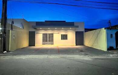 Imagem: A casa possui 4 Dormitórios, 1 Banheiro, 4 Vagas na garagem