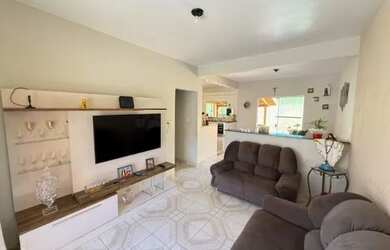 Imagem: A casa possui 3 Dormitórios, 2 Banheiros, 2 Vagas na garagem