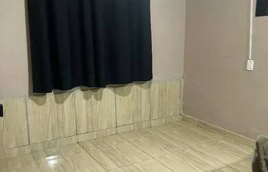 Imagem: A casa possui 2 Dormitórios, 1 Banheiro, 2 Vagas na garagem