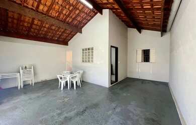 Imagem: A casa possui 3 Dormitórios, 1 Banheiro, 2 Vagas na garagem