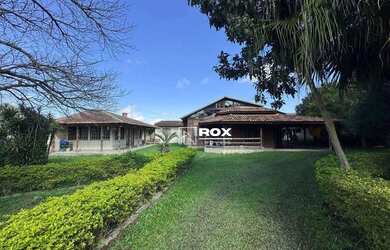 Imagem: A casa possui 5 Dormitórios, 3 Banheiros, 4 Vagas na garagem