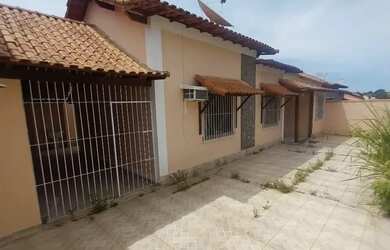 Imagem: A casa possui 3 Dormitórios, 2 Banheiros, 1 Vaga na garagem