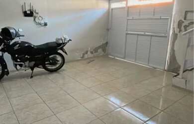 Imagem: A casa possui 4 Dormitórios, 3 Banheiros, 1 Vaga na garagem