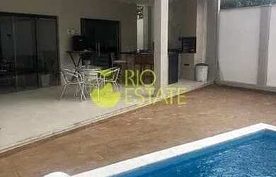 Imagem: A casa possui 4 Dormitórios, 5 Banheiros, 2 Vagas na garagem