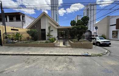 Imagem: A casa possui 5 Dormitórios, 3 Banheiros, 3 Vagas na garagem