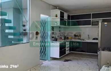 Imagem: A casa possui 3 Dormitórios, 1 Banheiro, 2 Vagas na garagem