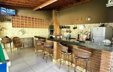 Imagem: A casa possui 4 Dormitórios, 3 Banheiros, 4 Vagas na garagem