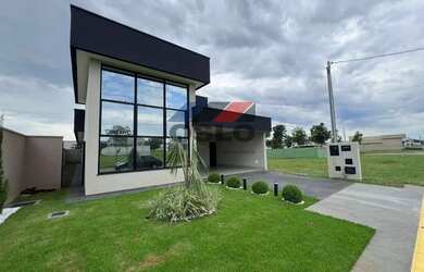 Imagem: A casa possui 4 Dormitórios, 5 Banheiros, 2 Vagas na garagem