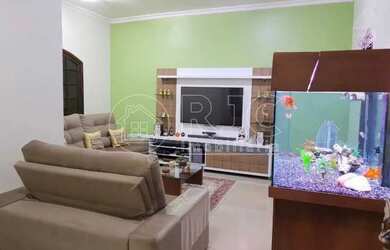 Imagem: A casa possui 4 Dormitórios, 5 Banheiros, 3 Vagas na garagem