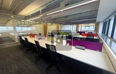 Imagem: O depósito possui 5 Vagas na garagem, 704m² de Área e está