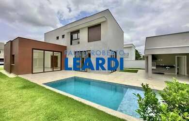 Imagem: A casa em condomínio possui 4 Dormitórios, 5 Banheiros, 4