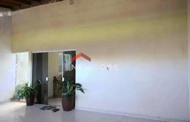 Imagem: A casa possui 3 Dormitórios, 3 Banheiros, 2 Vagas na garagem