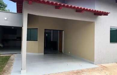 Imagem: A casa possui 3 Dormitórios, 2 Banheiros, 1 Vaga na garagem