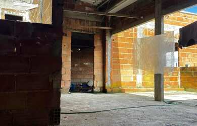 Imagem: A casa possui 4 Dormitórios, 3 Banheiros, 3 Vagas na garagem