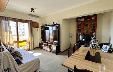 Imagem: O apartamento possui 1 Dormitório, 1 Banheiro, 1 Vaga na garagem