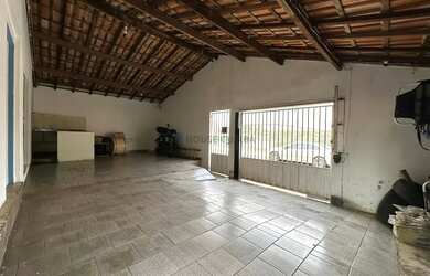 Imagem: A casa possui 4 Dormitórios, 2 Banheiros, 2 Vagas na garagem