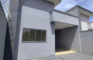 Imagem: A casa possui 3 Dormitórios, 2 Banheiros, 2 Vagas na garagem