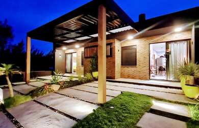 Imagem: A casa possui 3 Dormitórios, 2 Banheiros, 1 Vaga na garagem