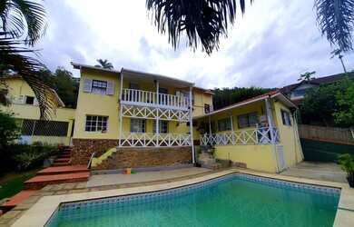 Imagem: A casa possui 5 Dormitórios, 4 Banheiros, 4 Vagas na garagem