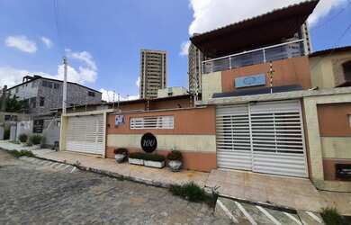 Imagem: A casa possui 4 Dormitórios, 3 Banheiros, 2 Vagas na garagem