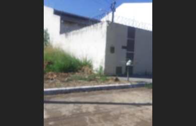 Imagem: A casa possui 3 Dormitórios, 3 Banheiros, 4 Vagas na garagem