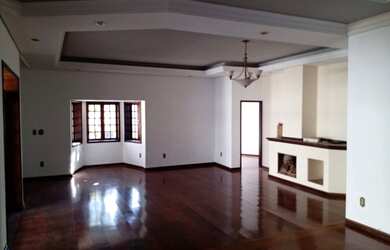 Imagem: A casa possui 5 Dormitórios, 2 Banheiros, 4 Vagas na garagem