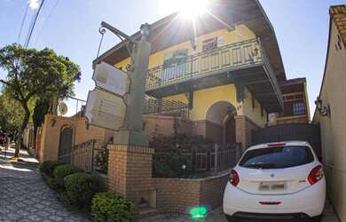 Imagem: A casa possui 5 Dormitórios, 5 Banheiros, 5 Vagas na garagem