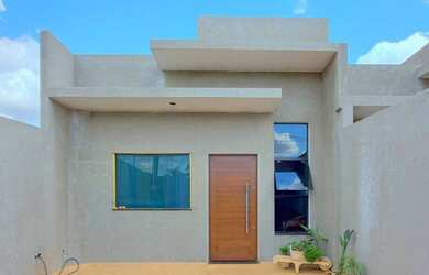 Imagem: A casa possui 3 Dormitórios, 2 Banheiros, 2 Vagas na garagem