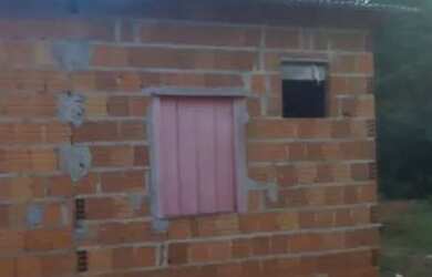 Imagem: A casa possui 2 Dormitórios, 1 Banheiro e está localizado