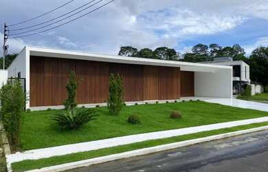 Imagem: A casa em condomínio possui 4 Dormitórios, 5 Banheiros, 5