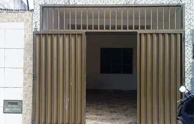 Imagem: A casa possui 3 Dormitórios, 2 Banheiros, 1 Vaga na garagem