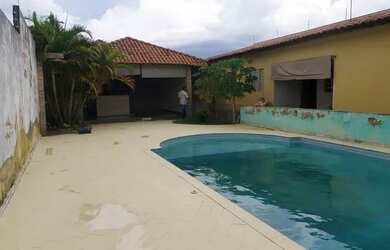 Imagem: A casa possui 3 Dormitórios, 2 Banheiros, 2 Vagas na garagem