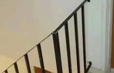 Imagem: A casa possui 2 Dormitórios, 1 Banheiro, 2 Vagas na garagem