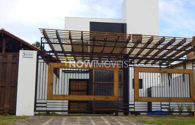 Imagem: A casa possui 3 Dormitórios, 2 Banheiros, 2 Vagas na garagem