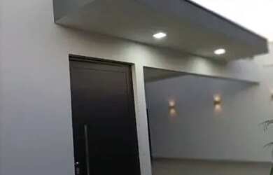 Imagem: A casa possui 3 Dormitórios, 3 Banheiros, 2 Vagas na garagem